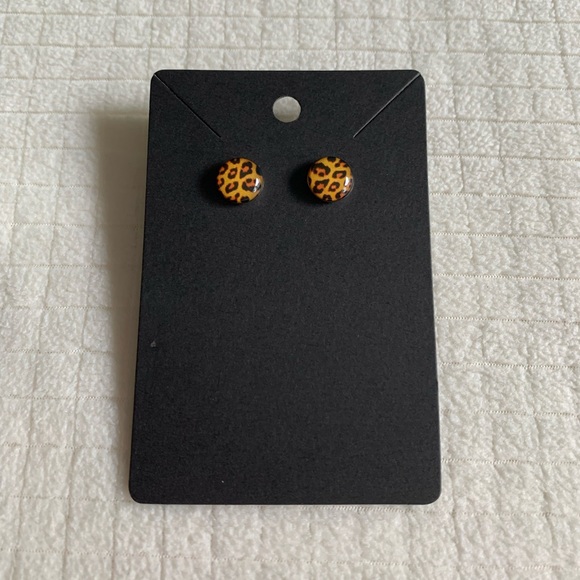 NWOT Francesca’s leopard stud earrings - Picture 5 of 6